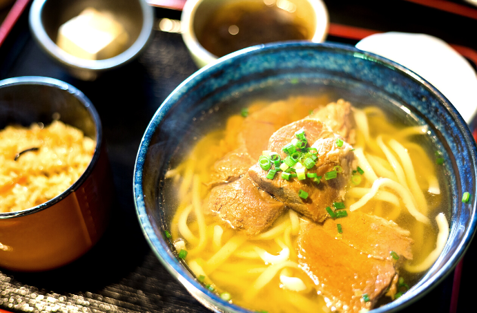 沖縄では年越しそばとして「沖縄そば」を食べることが多くあります